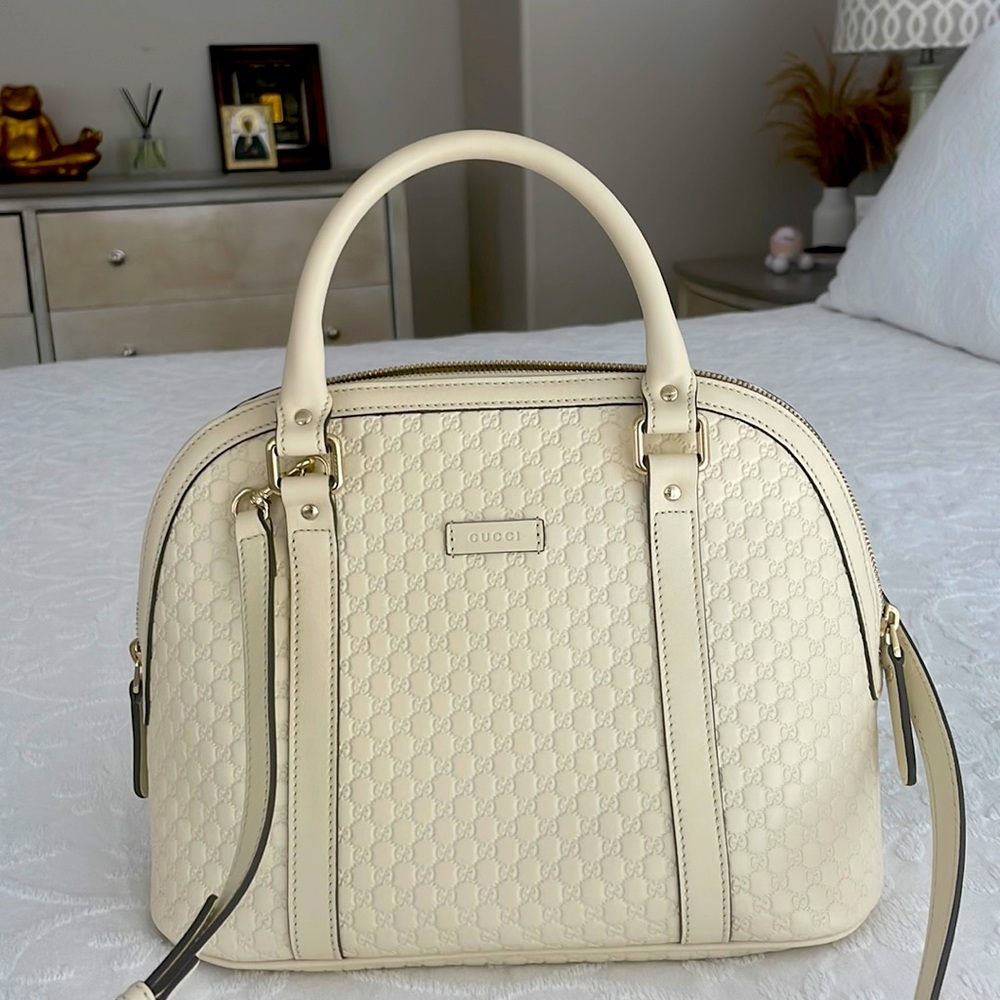 Authentic Gucci New New New comes with dust bag!